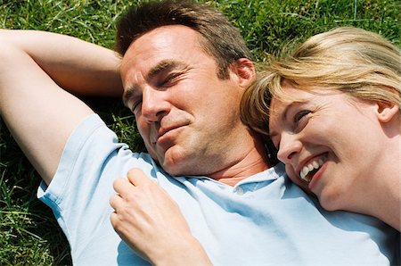 simsearch:400-04046012,k - Couple lying outdoors smiling Stockbilder - Microstock & Abonnement, Bildnummer: 400-04046001