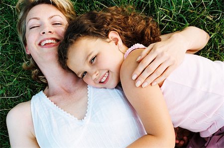 simsearch:400-04046012,k - Mother and daughter lying outdoors smiling Stockbilder - Microstock & Abonnement, Bildnummer: 400-04046010