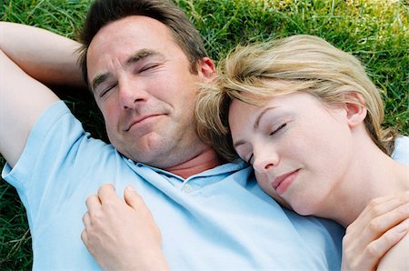 simsearch:400-04046012,k - Couple lying outdoors sleeping Stockbilder - Microstock & Abonnement, Bildnummer: 400-04046030