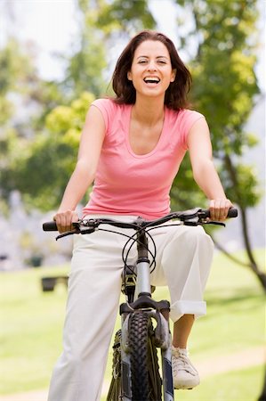 simsearch:400-04402106,k - Woman on bicycle smiling Fotografie stock - Microstock e Abbonamento, Codice: 400-04046187