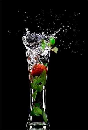 simsearch:400-04046933,k - View of soft drink splashing out of glass on black back Foto de stock - Super Valor sin royalties y Suscripción, Código: 400-04046952