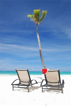 simsearch:400-06203348,k - Santa's hat and chaise lounge on the beach Foto de stock - Super Valor sin royalties y Suscripción, Código: 400-04047260