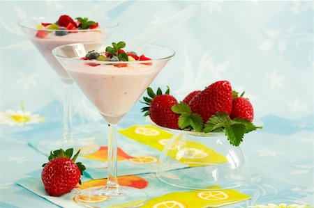 simsearch:400-04415230,k - Yogurt with fresh fruits - low calorie eating Photographie de stock - Aubaine LD & Abonnement, Code: 400-04047284