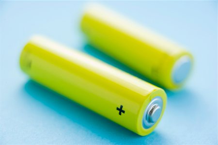 signo de sumar - Two Yellow Batteries Against A Blue Background Foto de stock - Super Valor sin royalties y Suscripción, Código: 400-04047672