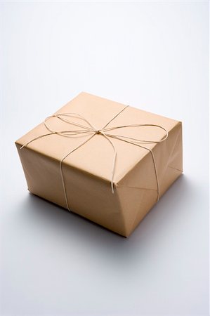 simsearch:400-04047615,k - Package Wrapped In Brown Paper Foto de stock - Super Valor sin royalties y Suscripción, Código: 400-04048159