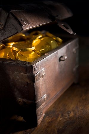 Chest Full Of Gold Coins Photographie de stock - Aubaine LD & Abonnement, Code: 400-04048186