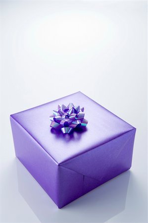 simsearch:400-04047615,k - Present Wrapped In Purple Paper Foto de stock - Super Valor sin royalties y Suscripción, Código: 400-04048226