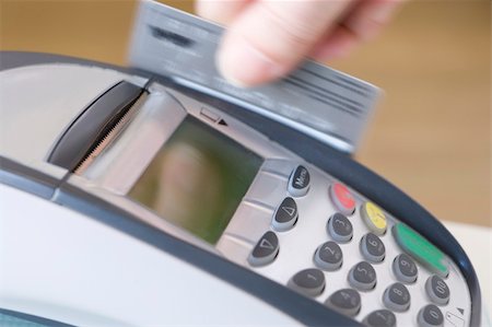 faire glisser la carte - Swiping Credit Card Photographie de stock - Aubaine LD & Abonnement, Code: 400-04048278