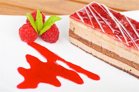 simsearch:400-05314546,k - Delicious raspberries cake with soft shadow on white dish. Shallow depth of field Foto de stock - Super Valor sin royalties y Suscripción, Código: 400-04048651
