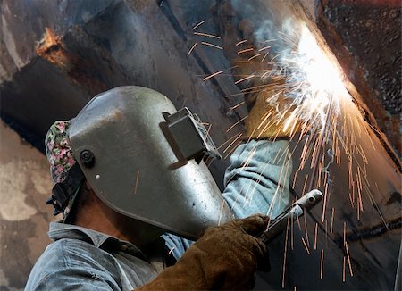 a metal welder busy at work Photographie de stock - Aubaine LD & Abonnement, Code: 400-04040075