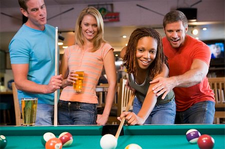 Young man teaching a young woman to play pool Foto de stock - Super Valor sin royalties y Suscripción, Código: 400-04040272