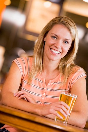 simsearch:400-04040287,k - Young woman enjoying a beer at a bar Foto de stock - Super Valor sin royalties y Suscripción, Código: 400-04040285