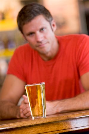 simsearch:400-05343153,k - Young man relaxing at a bar with a beer Fotografie stock - Microstock e Abbonamento, Codice: 400-04040291