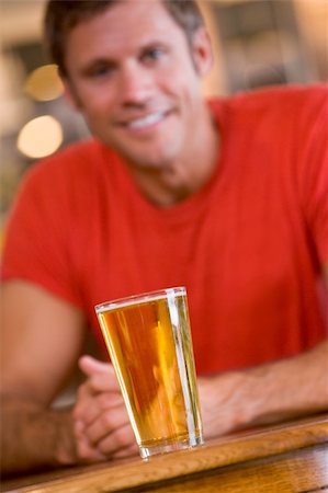simsearch:400-05343153,k - Young man relaxing at a bar with a beer Fotografie stock - Microstock e Abbonamento, Codice: 400-04040292