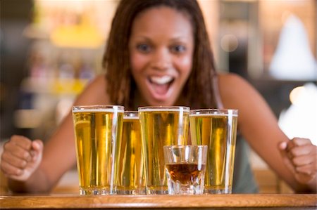 simsearch:400-05343153,k - Young woman staring excitedly at a round of beers Fotografie stock - Microstock e Abbonamento, Codice: 400-04040300