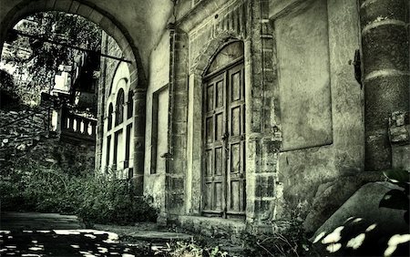 dundanim (artist) - Front of creepy haunted house Fotografie stock - Microstock e Abbonamento, Codice: 400-04040447