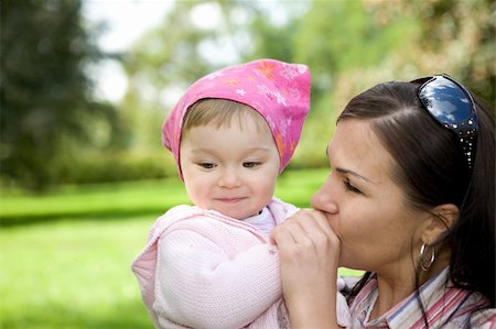 simsearch:400-04986804,k - happy family on green meadow Stockbilder - Microstock & Abonnement, Bildnummer: 400-04040512