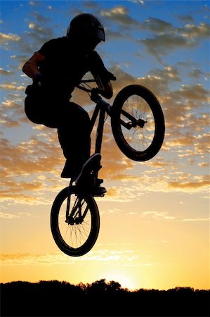 simsearch:400-07952901,k - BMX bike high up in the air. Foto de stock - Super Valor sin royalties y Suscripción, Código: 400-04040712