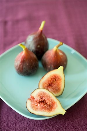 simsearch:632-03754672,k - still life three whole figs and one sliced on blue plate Stock Photo - Budget Royalty-Free & Subscription, Code: 400-04041138