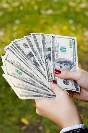 simsearch:400-04995456,k - young woman counting roll of hundred dollar bills Stockbilder - Microstock & Abonnement, Bildnummer: 400-04041866