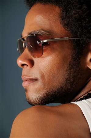 simsearch:400-04175917,k - Profile Portrait of young african man wearing sunglasses Foto de stock - Super Valor sin royalties y Suscripción, Código: 400-04042295