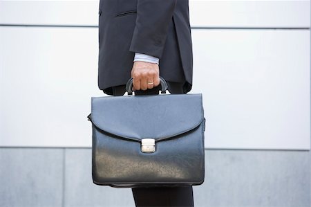 simsearch:400-04042753,k - Businessman holding briefcase outdoors Photographie de stock - Aubaine LD & Abonnement, Code: 400-04042746