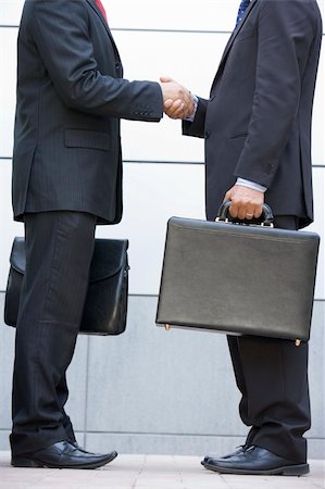 simsearch:400-04042753,k - Two businessmen holding briefcases outdoors shaking hands Photographie de stock - Aubaine LD & Abonnement, Code: 400-04042748