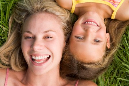 simsearch:400-04046012,k - Woman and young girl lying in grass laughing Stockbilder - Microstock & Abonnement, Bildnummer: 400-04042754