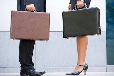 simsearch:400-04042753,k - Two businesspeople holding briefcases outdoors Photographie de stock - Aubaine LD & Abonnement, Code: 400-04042750