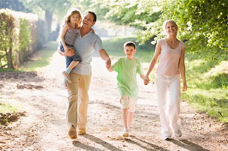 simsearch:400-04042848,k - Family walking outdoors holding hands and smiling Foto de stock - Super Valor sin royalties y Suscripción, Código: 400-04042774