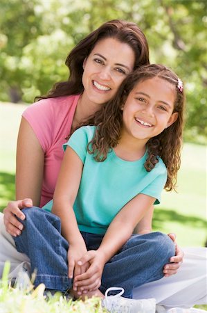 simsearch:400-04046012,k - Woman and young girl sitting outdoors smiling Stockbilder - Microstock & Abonnement, Bildnummer: 400-04042786