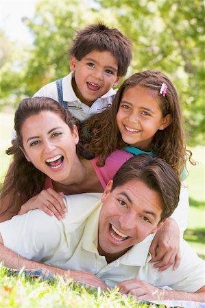 simsearch:400-04042848,k - Family lying outdoors smiling Fotografie stock - Microstock e Abbonamento, Codice: 400-04042795
