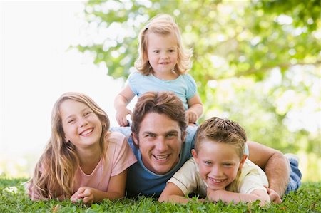 simsearch:400-04042848,k - Family lying outdoors smiling Fotografie stock - Microstock e Abbonamento, Codice: 400-04042817