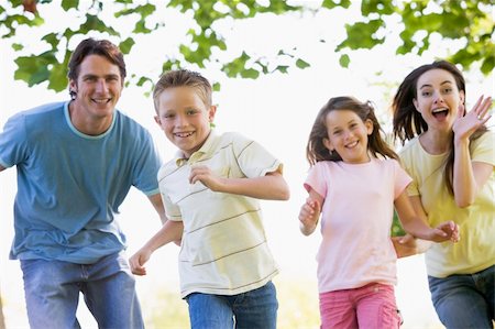 simsearch:400-04046012,k - Family running outdoors smiling Stockbilder - Microstock & Abonnement, Bildnummer: 400-04042825