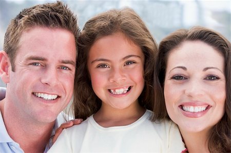 simsearch:400-08891803,k - Family outdoors smiling Stock Photo - Budget Royalty-Free & Subscription, Code: 400-04042854