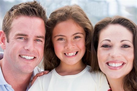 simsearch:400-04042848,k - Family outdoors smiling Fotografie stock - Microstock e Abbonamento, Codice: 400-04042854