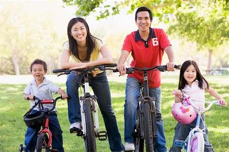 simsearch:400-04402100,k - Family on bikes outdoors smiling Stock Photo - Budget Royalty-Free & Subscription, Code: 400-04042867