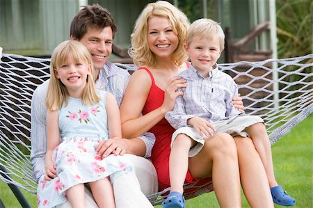 Family sitting in hammock smiling Foto de stock - Super Valor sin royalties y Suscripción, Código: 400-04043138