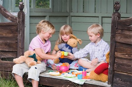 simsearch:400-04016912,k - Three young children in shed playing tea and smiling Foto de stock - Super Valor sin royalties y Suscripción, Código: 400-04043131