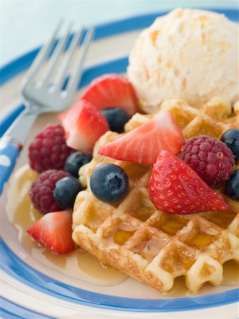 Sweet Waffles with Berries Ice Cream and Syrup Photographie de stock - Aubaine LD & Abonnement, Code: 400-04043148