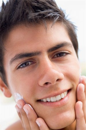 simsearch:400-04043357,k - Man applying shaving cream smiling Photographie de stock - Aubaine LD & Abonnement, Code: 400-04043340