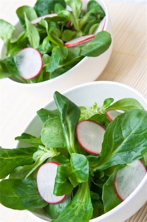 simsearch:400-04165864,k - Dishes of fresh field salad and slices of radish Stockbilder - Microstock & Abonnement, Bildnummer: 400-04054001