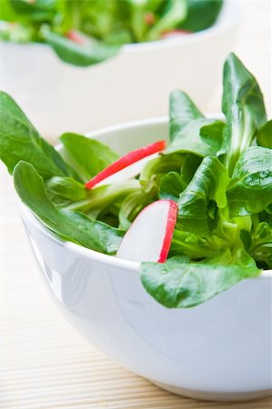 simsearch:400-04165864,k - Dishes of fresh field salad and slices of radish Stockbilder - Microstock & Abonnement, Bildnummer: 400-04054002