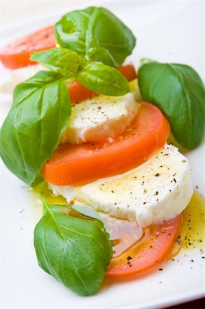 simsearch:400-08071423,k - Slices of tomato and mozzarella with pepper, olive oil and mint Foto de stock - Royalty-Free Super Valor e Assinatura, Número: 400-04054003