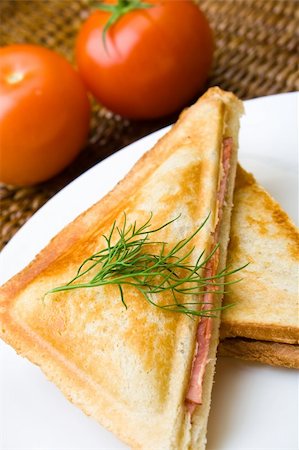 simsearch:400-04054010,k - Freshly toasted cheese and ham sandwich with tomatoes Photographie de stock - Aubaine LD & Abonnement, Code: 400-04054010