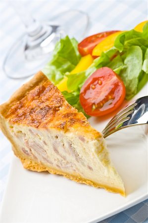 simsearch:400-08427433,k - Bacon quiche with salad on a plate Photographie de stock - Aubaine LD & Abonnement, Code: 400-04054021