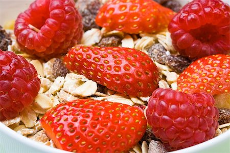 simsearch:400-04081024,k - Muesli with fresh raspberries and strawberries Stock Photo - Budget Royalty-Free & Subscription, Code: 400-04054037