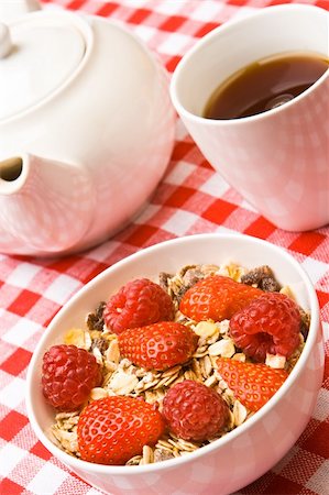 simsearch:400-04416748,k - Muesli with fresh raspberries and strawberries Stock Photo - Budget Royalty-Free & Subscription, Code: 400-04054038