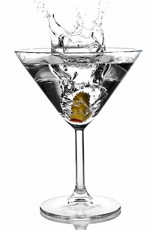 simsearch:659-06188315,k - Olive splashing on martini isolated on white stock photo Photographie de stock - Aubaine LD & Abonnement, Code: 400-04054541