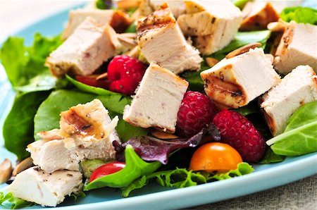 spinach berry salad - Healthy green salad with grilled chicken breast Foto de stock - Super Valor sin royalties y Suscripción, Código: 400-04054881